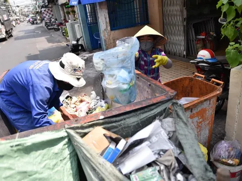 Tiền rác tháng 13: Bạn đọc nói không đóng không được, nhân viên đến từng nhà đòi