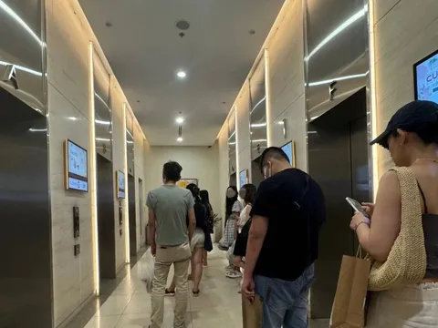 Cư dân chung cư đang ngủ, nước tràn lênh láng vào căn hộ